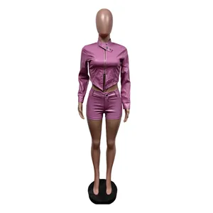 Rosa PU-Leder Zweiteiler mit Kurzjacke und Shorts in der Gesamtansicht auf einer Schaufensterpuppe