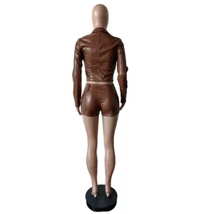 Vista posteriore di un set a due pezzi in pelle PU marrone con top a maniche lunghe