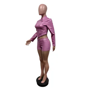 Seitenansicht des pinkfarbenen PU-Leder-Sets aus langärmeliger Jacke und Shorts für Damen.