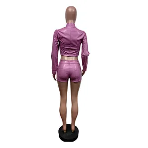 Rückansicht eines lila PU-Leder-Sets mit Langarm-Crop-Top und Shorts.