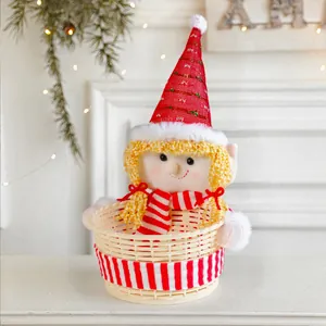 Primo piano di un cesto di caramelle elfo di Natale con cappello a righe e sciarpa