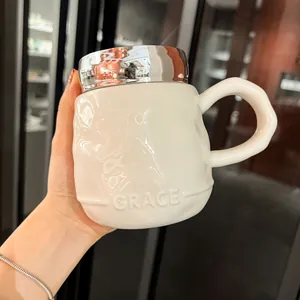 Mug minimaliste en céramique blanche avec couvercle miroir argenté et relief Grace
