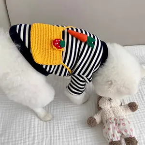 Detalle de sudadera a rayas para mascotas con bolsillo amarillo y decoración fresa zanahoria