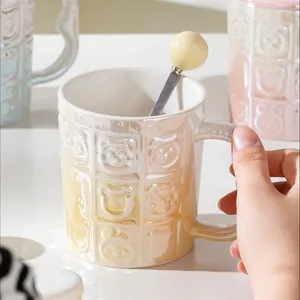 Taza de cerámica crema iridiscente con relieve de animales y cuchara de bola