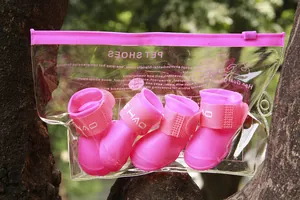 Stivali antipioggia per cani in silicone rosa set da 4 con cinturino confezione trasparente