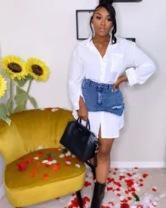 Ganzkörperansicht Model in weißem Hemdkleid mit Denim-Minirock-Overlay-Kombination