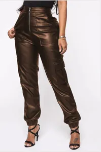 Detail van bruine high-waisted cargo-kunstlederen broek met meerdere handige zakken.