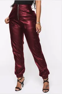 Bordeauxrode imitatieleren cargo broek met hoge taille, rits aan voorzijde en zakken.