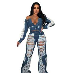 Moderno conjunto de dos piezas de mezclilla desgastada con chaqueta sin hombros y jeans