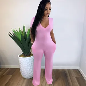 Veduta intera di una tuta rosa con scollo a V, maniche corte e gambe larghe e comode.