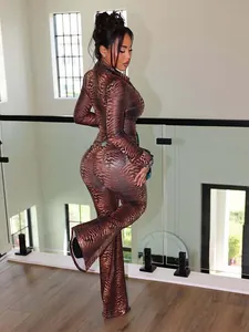 Vue arrière détaillée de l'ensemble en maille imprimé tigre marron et pantalon