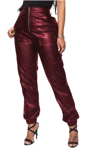 Detail van een bordeauxrode faux lederen cargobroek met hoge taille en ritssluiting