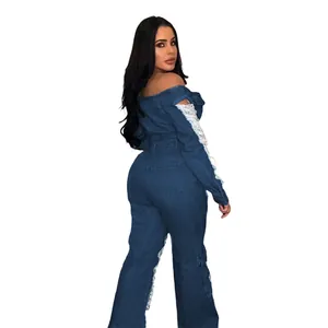 Mono vaquero azul con hombros descubiertos para mujer con detalles de encaje en las mangas
