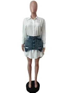 Zweiteiler mit weißem Langarm-Hemdkleid und abgenutztem Denim-Überzug für modischen Look