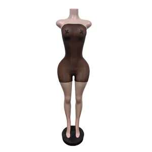 Brauner trägerloser, transparenter Body auf Schaufensterpuppe, hochdehnbare Seide