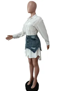 Seitenansicht eines modischen weißen Hemdkleides kombiniert mit einem Jeansrock-Set