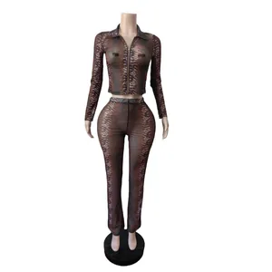 Ensemble deux pièces en maille imprimée tigre avec haut zippé et pantalon assorti.