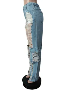 Vista lateral de vaqueros azules claros para mujer con grandes rotos y un bolsillo cargo