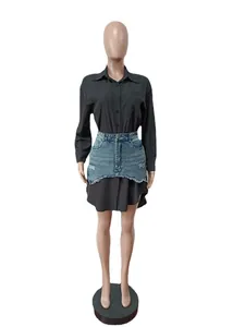 Nahaufnahme eines schwarzen Hemdkleides mit einem distressed Denim-Rock-Overlay