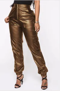 Detail van bruine kunstlederen cargo-jogger met hoge taille en meerdere zakken.