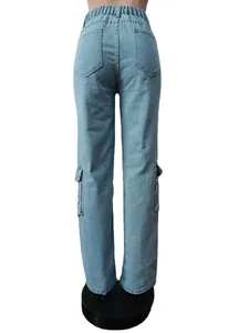 Vista trasera de pantalones cargo de mezclilla azul claro con cintura elástica alta