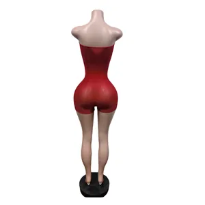 Detaillierte Rückansicht eines roten, glänzenden, trägerlosen Overalls aus Stretch-Material