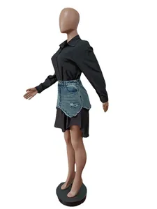 Seitenansicht eines modischen schwarzen Hemdkleides mit einem Jeansrock auf einer Puppe