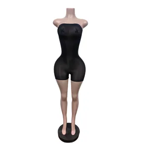 Nahaufnahme eines schwarzen, trägerlosen, hochelastischen Bodysuits auf einer Schaufensterpuppe