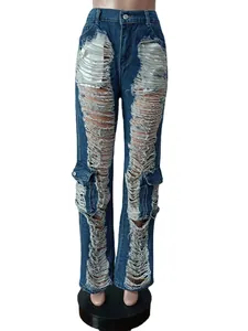 Vista detallada de vaqueros denim para mujer muy desgastados con bolsillos cargo