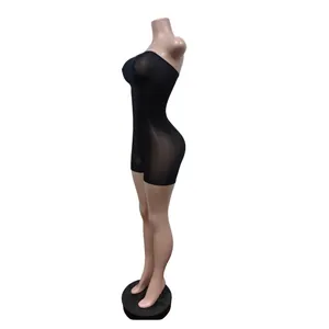 Seitenansicht eines schwarzen, trägerlosen, hochelastischen ärmellosen Bodysuits.
