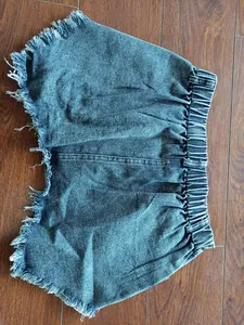 Detailansicht der Jeans-Shorts mit Fransen und bequemem elastischem Bund
