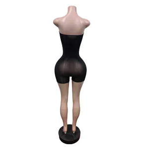 Rückansicht eines schwarzen, trägerlosen, seidigen Bodysuits auf einer Schaufensterpuppe