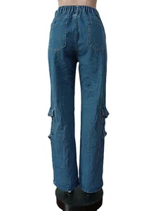 Vista posterior de pantalones cargo de mezclilla azul con cintura elástica