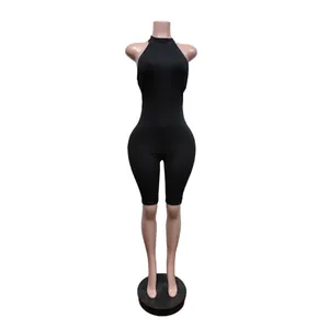 Volledige weergave van zwarte halter-yoga-romper op mannequin voor fitness en gym.