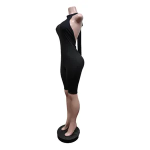 Gedetailleerd zijaanzicht van een zwarte halter-nek backless yoga jumpsuit op pop