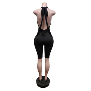 Achteraanzicht van de zwarte halter yoga romper met open rug en liftende plooien