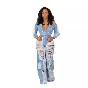 Conjunto sexy de dos piezas de mezclilla azul con chaqueta sin hombros y jeans rotos