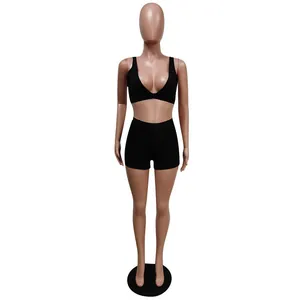 Vorderansicht des schwarzen zweiteiligen Sportsets mit V-Ausschnitt-Top und Shorts