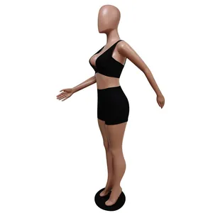 Professionelle Seitenansicht von schwarzem Sport-BH und Biker-Shorts-Set für Fitness