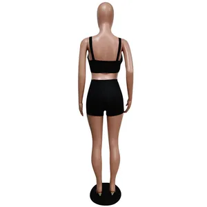 Rückansicht eines schwarzen zweiteiligen Sportsets mit Crop-Top und High-Waist-Shorts