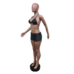 Vista dettagliata di un set bikini a due pezzi a pois neri e bianchi su un manichino
