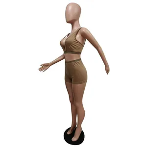 Seitenansicht des khakifarbenen zweiteiligen Sommer-Sportsets mit Tanktop und Hose