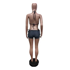 Vista posteriore di un set bikini a pois con top all'americana e shorts