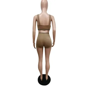 Rückansicht eines braunen Sport-Sets für Damen mit Top und Shorts an der Puppe.