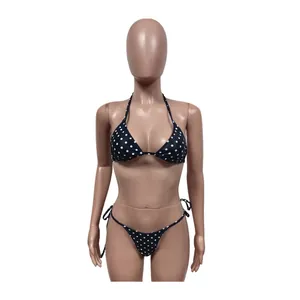 Dettaglio di un set bikini sexy a pois neri e bianchi esposto su un manichino da spiaggia
