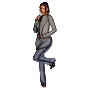 Detailansicht des grauen, bedruckten Slim-Fit-Sets mit Langarmjacke und Schlaghose für Damen