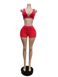 Vorderansicht des roten zweiteiligen Strand-Sport-BH- und Shorts-Sets für Damen.