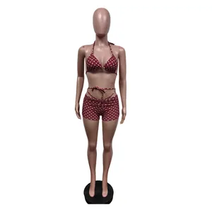 Vista frontale di un elegante bikini a pois rosso vino su un manichino femminile da mare