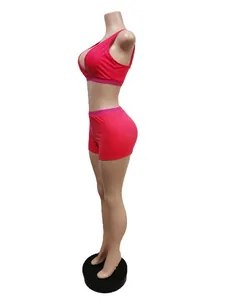 Seitenprofil eines leuchtend pinken zweiteiligen Sport-Sets für Damen auf einer Schaufensterpuppe
