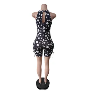 Achteraanzicht van een mouwloze jumpsuit met polkadotprint en trekkoord.